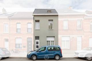 Vlakbij Waasland Shopping, invalswegen en op korte afstand van het centrum bevindt zich deze charmante woning in de Schoolstraat in...