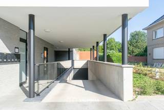 VALIMMAS verkoopt dit welgelegen en stijlvol nieuwbouwproject met 14 appartementen, 3 commerciële ruimten, 19 ondergrondse + 4 bovengrondse autostandplaatsen, 16 kelders en een gemeenschappelijke fietsenstalling.
Residentie KASTANJEHOF is een mooi staaltje van hedendaagse architectuur, met oog voor detail & duurzaamheid, én met een sterke focus op energiezuinigheid (geothermische warmtepomp, zonnepanelen, ventilatie met warmtewisselaar, doorgedreven isolatie,...).
Gelegen langsheen de N9, op de hoek van de Kastanjelaan met de Nerviërsstraat, met een uitstekende commerciële zichtbaarheid voor de handelsruimtes, in de onmiddellijke nabijheid van winkels, scholen, centrum, horeca, bushalte De Lijn,… en met makkelijke verbindingen naar Brussel, Ring 0, E40, diverse industriezones, …
Kelder ± 9m²: € 9.900
Kelder ± 56m²: € 70.888
Contacteer ons gerust vrijblijvend voor meer informatie: info@valimmas.be - 02/452.59.25.