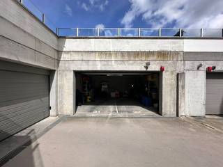 Garage double avec portail automatique à vendre. Situé dans la résidence Cobourg de la Rodestraat à Furnes.Dimensions du garage- largeur : 5,65...