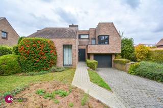 Split-level woning op een unieke locatie in Herent Ben je op zoek naar een woning met een eigentijds karakter en een bijzondere indeling? Deze...