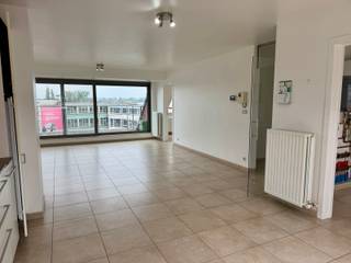 Ce penthouse avec beaucoup de lumière et terrasse est situé dans le centre de Ninove.Il est situé au 5ème étage et se compose d'un beau séjour avec...