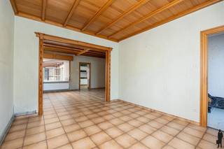 Op zoek naar een woning met veel <strong>ruimte</strong>, een praktische indeling en een uitstekende ligging? Deze gezinswoning bevindt zich op een <strong>toplocatie </strong>in Sint-Niklaas, vlakbij ale voorzieningen Dankzij de lichtrijke leefruimtes, de veranda, de ruime garage en de onderhoudsvriendelijke tuin vormt dit de ideale basis om volledig naar eigen smaak te moderniseren.<br /><br />Gelijkvloers<br />- Inkomhal met trap naar de verdieping.<br />- Ruime L-vormige leefruimte met veel lichtinval en tal van indelingsmogelijkheden.<br />- Keuken met dubbele spoelbak, ingemaakte kasten en elektrische kookplaat.<br />- Praktische wasplaats met apart gastentoilet en stookolieketel.<br />- <strong>Veranda </strong>met aangenaam zicht op de tuin.<br />- Dubbele beglazing en elektrische rolluiken op het gelijkvloers.<br /><br />Verdieping<br />- Nachthal.<br />- Twee <strong>volwaardige </strong>slaapkamers.<br />- Derde slaapkamer, ideaal als kinderkamer, bureau of hobbyruimte.<br />- Badkamer voorzien van badkamermeubel, douche en toilet.<br />- Rolluiken<br />- Ruime zolder<br /><br />Buiten<br />- <strong>Brede </strong>oprit met voldoende parkeergelegenheid.<br />- Ruime garage met sectionale poort.<br />- Bovengrondse stookolietank van 2.300 liter.<br />- Zonnig terras.<br />- Onderhoudsvriendelijke zuidgeoriënteerde stadstuin van ca. 150 m², volledig aangelegd met dolomiet en afgewerkt met planten en struiken.<br /><br />Troeven: <br />- Topligging in Sint-Niklaas.<br />- Grote garage en ruime oprit.<br />- Woning met veel potentieel voor wie graag moderniseert naar eigen smaak.<br />- EPC D -<strong> geen renovatieverplichting </strong>
