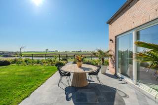 Ontdek deze hoogwaardig afgewerkte woning aan Ter Yde 106, gelegen in een rustige en residentiële omgeving. U geniet hier van een toplocatie: het strand bevindt zich op loopafstand en het shoppingcenter van Middelkerke ligt vlakbij. Deze woning beschikt over 3 slaapkamers, badkamer en ruime zolder, maar de echte eyecatcher is het adembenemende, open uitzicht over het hinterland! Bijkomend is er de mogelijkheid afgesloten garagebox aan te kopen!<br /><br />Indeling<br />*Gelijkvloers:<br />- Inkomhal voorzien van een praktische vestiairekast<br />- Gastentoilet<br />- Lichtovergoten leefruimte die dankzij de vloerverwarming extra comfort biedt<br />- Hedendaagse keuken met eiland, compleet uitgerust met inductiekookplaat, dampkap, koelkast, combi-oven, microgolf en vaatwasser van het merk AEG<br />- Berging met extra opbergruimte<br /><br />*Eerste verdieping:<br />- Nachthal met toegang tot alle vertrekken.<br />- Badkamer voorzien van een ontspannend ligbad, douche en een lavabo<br />- Slaapkamer 1 met grote ingemaakte kasten<br />- Slaapkamer 2<br />- Slaapkamer 3 met ingemaakte kasten<br /><br />Extra’s:<br />De woning beschikt daarnaast over een grote zolder, een aangelegde tuin en een zonneterras op het zuiden met extra opbergruimte!<br /><br />Troeven van deze woning:<br />- uniek uitzicht over prachtig gebied met wandelroutes<br />- recente woning (2020)<br />- uitstekend EPC-label (A-score) voor een lage energiefactuur.<br />- gelegen in een gegeerde woonwijk te Middelkerke<br />- strategische locatie nabij het centrum en de zee<br />- regenwaterput van 10.000L en 13 zonnepanelen<br />- warmtepomp aanwezig (zowel verkoeling als verwarming)<br />- thuisbatterij <br /><br />Zoekt u een moderne woning met 3 slaapkamers en een ongeëvenaard uitzicht in Middelkerke? Grijp uw kans en plan vandaag nog een bezichtiging in!<br /><br />Bestuursmaatregelen in het maatregelenregister: nee