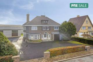 Op een perceel van 2.127 m² vinden we deze ruime woning met loods te koop. Het gunstige EPC, de zuidgerichte tuin en de grote loods van ca 300m²...