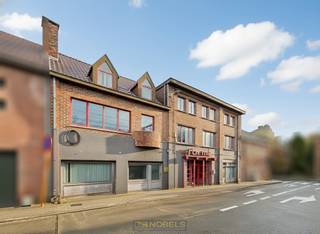 VEELZIJDIG HANDELSPAND MET PRIVATIEVE WOONST, gelegen op een uitstekende CENTRALE LIGGING vlak bij het STATION van Zottegem en op WANDELAFSTAND...