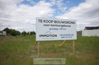 Lot bouwgrond van 1.475 m² op een uitstekende commerciële locatie, gelegen aan het rondpunt van de Beversesteenweg en de Koning Leopold III-laan.<br />Deze bouwgrond is geschikt voor de ontwikkeling van een kantoorgebouw, met de eventuele mogelijkheid tot het combineren met een woonfunctie<br />(onder voorbehoud van stedenbouwkundige goedkeuring).<br /><br />De volume- en oppervlaktestudie is beschikbaar op aanvraag.<br /><br />Voor een persoonlijke afspraak of meer informatie kunt u rechtstreeks contact opnemen met Christophe op het nummer 0497 41 37 37<br />of stuur een mail naar christophe@immotion.be. 