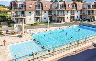<p><span>Profitez chaque jour de l'ambiance de vacances dans ce joli appartement meublé !<br /></span><span>Rêvez-vous d'un séjour dans une oasis de calme avec le confort d'un complexe touristique ? Cet appartement, situé dans une résidence privée avec piscine, offre tout ce dont vous avez besoin pour un séjour sans souci.<br />Avec 2 chambres spacieuses, un espace intermédiaire avec un lit superposé supplémentaire, une salle de bains et un salon agréable avec cuisine ouverte entièrement équipée, c'est l'endroit idéal pour vous détendre et profiter avec votre famille.<br />La terrasse donne sur la piscine commune accueillante – un cadre idéal pour se détendre.<br />En tant que résident, vous bénéficiez exclusivement du luxe de la piscine, idéale pour une baignade rafraîchissante lors des journées ensoleillées. De plus, cette résidence est située dans un emplacement privilégié : un environnement calme et verdoyant avec toutes les commodités de Bredene à portée de main.<br />À distance de marche d'un parc, d'un mini-golf, du centre Staf Versluys, entre les dunes et le centre.</span></p><p><span> </span></p><p><span>Confort supplémentaire avec parking et espace de rangement</span><span><br />Une place de parking extérieure supplémentaire est disponible pour €22.000 . Une place de parking souterraine avec un spacieux espace de rangement est à vendre pour €30.000 .<br />Ne manquez pas cette opportunité unique et venez découvrir cet appartement exceptionnel ! </span></p><p><span> </span></p><p><span>Rendement<br /></span><span>De plus, vous pouvez obtenir un rendement supplémentaire en louant l'appartement via une agence de location, tout en en profitant vous-même pendant les périodes que vous choisissez !</span></p><p><span> </span></p><p><span> </span></p><p><span> </span></p>