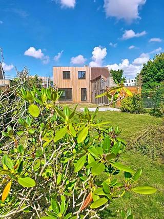 The design by the architectural firm VeldK and total contractor Mobble combines a modern architectural style with solid wood construction...