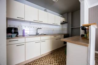 Bent u op zoek naar een ideale investering of naar een instapklaar 1-slaapkamer appartement (65m²)? Dan stellen wij graag deze opportuniteit aan u voor! <br /><br />Indeling:<br />Vooraan bevindt zich de woonkamer met moderne open keuken. Verder is er een badkamer met ligbad, toilet en lavabo. Er is een aparte berging met een aansluiting voor een wasmachine. Verder is er nog een grote slaapkamer.<br /> <br />Maandelijkse lasten: €64/maand voor minuterie, water, algemeen onderhoud, lift, blokpolis, syndicusvergoeding en reservefonds.<br /><br />Pluspunten:<br />- Ideale investering voor verhuur (verhuurd aan €640/maand)<br />- EPC attest met label B<br />- Privatieve kelderberging <br />- Centrale ligging<br />- Lage maandelijkse lasten<br /><br />Voor meer informatie of een bezichtiging kan u One vastgoed steeds bereiken op volgend nummer 03 360 85 30.