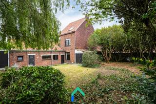 Algemeen<br />Deze woning is de perfecte opportuniteit voor wie op zoek is naar een karaktervolle eigendom met ruimte, charme en potentieel. Een thuis waar authenticiteit en mogelijkheden samenkomen op een uitstekende ligging in Tielt. Deze charmante halfopen bebouwing met perceel van maar liefst 726 m² is centraal gelegen. Je geniet hier van een vlotte bereikbaarheid, terwijl de groene zone achter het perceel tegelijk rust en privacy garandeert.<br /><br />Indeling<br />Meteen bij aankomst springt de brede gevel van 9,6 meter in het oog, wat zorgt voor een open en statige uitstraling. Via de ruime lange inkomhal betreed je de verschillende leefruimtes van de woning. Links bevindt zich de lichtrijke leefruimte, waar de grote ramen zorgen voor een aangename natuurlijke lichtinval en een mooi contact met de buitenomgeving. De charmante ruimtes vormen de ideale basis voor wie op zoek is naar een woning met karakter en renovatiemogelijkheden. Aansluitend bevindt zich de ruime keuken, die rechtstreeks uitgeeft op het terras en de tuin. Dankzij de zuidwestgerichte oriëntatie geniet je hier volop van de zon tijdens de namiddag en avond. Naast de keuken bevinden zich de wasplaats en badkamer, die zorgen voor extra praktisch comfort op het gelijkvloers.<br /><br />Op de eerste verdieping zijn er twee bijzonder ruime slaapkamers van respectievelijk 16,34 m² en 19,6 m². Dankzij hun royale oppervlaktes kunnen hier comfortabele en lichtrijke slaapkamers gecreëerd worden. Verder is er op deze verdieping een apart toilet aanwezig. Via een vaste trap bereik je de zolderverdieping van maar liefst 47 m², voorzien van een velux-raam. Deze ruime verdieping biedt nog heel wat potentieel en leent zich perfect tot het creëren van extra slaapkamers, een bureau, hobbyruimte of een volwaardige master suite.<br /><br />De tuin is zonder twijfel één van de grootste troeven van deze eigendom. De prachtige oude treurwilg geeft het perceel een sfeervol karakter, terwijl de achterliggende groenzone zorgt voor een uitzonderlijk gevoel van rust en openheid. Achteraan bevindt zich bovendien een ruim atelier van circa 80 m². Deze polyvalente ruimte biedt tal van mogelijkheden en is ideaal als werkplaats, opslagruimte, hobbyruimte of creatieve invulling aan huis. Daarnaast beschikt de eigendom over een ruime garage.<br /><br />De woning beschikt reeds over enkele interessante vernieuwingen, waaronder hoogrendementsbeglazing geplaatst in 2014 en een gasketel van 2009. Centrale verwarming is aanwezig en er is ook een regenwaterput aanwezig.<br /><br />Troeven<br />* Karaktervolle eigendom<br />* Centrale ligging<br />* Veel potentieel<br />* Atelier en garage<br /><br />Interesse<br />Deze eigendom combineert ruimte, karakter en tal van mogelijkheden voor wie op zoek is naar een woning die volledig naar eigen smaak gerenoveerd kan worden. Contacteer snel Mathieu voor een bezoek!<br /><br />T: 0479 63 53 01<br />M: mathieu@gentill.be