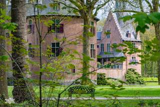 Deze woning van 219 m² is op het gelijkvloers verdiep ingedeeld als volgt: een inkomhal met gastentoilet en plaats voor een vestiairekast, een slaapkamer met annex badkamer, een eet- en leefruimte met open keuken en een directe toegang via een schuifraam naar het terras met aansluitend de tuin, een praktische berging en een inpandige garage. Op de eerste verdieping zijn er 3 slaapkamers, een badkamer met douche, ligbad en dubbele lavabo en een afzonderlijk toilet. Op de tweede verdieping bevindt zich de technische ruimte die te bereiken is via een uitschuifbare trap. <br /><br />Deze woning maakt deel uit van het project Hof van Leerne. Dit project bestaat uit 11 ruime, comfortabele nieuwbouwwoningen langs de Leernsesteenweg in Bachte-Maria-Leerne. Er is een mix van koppel- en schakelwoningen. De woningen voldoen aan de strenge energetische normen en onderscheiden zich onder meer door hun duurzaam karakter, vrij van fossiele brandstoffen. Daarnaast voorziet men de combinatie van vloerverwarming met individuele warmtepompen (lucht-water), fotovoltaïsche panelen en een sterke akoestische en thermische isolatie. Bovendien worden de woningen uitgerust met een ventilatiesysteem type D met maximale warmterecuperatie en een warmwaterboiler verbonden met de warmtepomp.<br /><br />Verlaagd BTW-tarief van 6% mogelijk op de volledige constructiewaarde, nu ook voor investeerders mits min. 15 jaar verhuur.<br />Benieuwd? guillian@landbergh.be of 09 278 78 79.