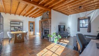 <p>Op zoek naar een charmante woning met een aangename tuin en een rustige ligging?</p><p>Deze woning in Dilbeek (Sint-Ulriks-Kapelle) ligt op wandelafstand van het centrum, met winkels, voorzieningen en dagelijkse faciliteiten binnen handbereik. De woning biedt een gezellige leefruimte, twee ruime slaapkamers en een zonnige tuin.</p><p>Via de inkomhal, voorzien van een handige bergplaats en een apart toilet, kom je in de gezellige leefruimte. De woonkamer geniet van een aangename lichtinval en beschikt over een open haard, en sluit aan op de ingerichte keuken met eethoek. Vanuit de keuken heb je rechtstreeks toegang tot de veranda, die een mooi zicht biedt op de tuin en zorgt voor een fijne verbinding tussen binnen en buiten. Op dit niveau bevindt zich ook een badkamer met zowel douche als ligbad.</p><p>Op de bovenverdieping bevinden zich twee ruime slaapkamers van 21 m² en 12 m², een berging en een apart toilet.</p><p>Daarnaast beschikt de woning over een handige stockagezolder.</p><p>Ook buiten valt er heel wat te genieten. De tuin van 175 m² is zuidwest georiënteerd en biedt een aangenaam zicht op het groen.</p><p>De garage is vooral praktisch als fietsenstalling, bergruimte of voor het opbergen van tuinmateriaal. Daarnaast is er parkeergelegenheid buiten.</p><p>De woning beschikt over hoogrendementsbeglazing en centrale verwarming op gas. Het EPC bedraagt 367 kWh/m², goed voor een label D (geen renovatieplicht).</p><p>De rustige en groene omgeving van Sint-Ulriks-Kapelle is ideaal voor wie graag rustig woont, maar toch een vlotte verbinding met Brussel wil behouden. Scholen, winkels en belangrijke invalswegen bevinden zich in de nabije omgeving.</p><p>Een gezellige woning met karakter, een zonnige tuin en een fijne ligging op wandelafstand van het centrum van Sint-Ulriks-Kapelle. Ontdek zelf de charme van deze woning en neem contact op met Living Stone voor een bezoek.</p>