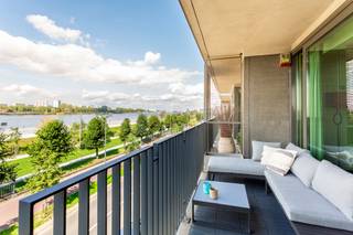 Vivre l’Exception sur les Quais de l’Escaut – Appartement Exclusif de 154 m²<br /><br />Situé dans un emplacement de choix le long des quais de l’Escaut nouvellement réaménagés, au cœur du quartier animé du Sud et à quelques pas de Waalsekaai, Vlaamsekaai et du nouveau Zuidpark, cet appartement exclusif de 154 m² offre une expérience de vie véritablement unique.<br />Installé dans le bâtiment résidentiel emblématique Hoopnatie, conçu par l’architecte Christine Conix, l’appartement bénéficie de vues panoramiques à couper le souffle et en constante évolution sur l’Escaut et ses quais magnifiquement repensés.<br /><br />Les impressionnantes baies vitrées, s’étendant sur toute la largeur de l’appartement, inondent l’intérieur de lumière naturelle, permettant à la fois au spacieux espace de vie et à la cuisine ouverte de profiter pleinement des vues spectaculaires sur le front de mer. La terrasse ensoleillée d’environ 13 m² est l’endroit idéal pour se détendre et profiter du soleil de l’après-midi ainsi que des couchers de soleil époustouflants sur l’Escaut.<br /><br />Le vaste espace de vie se fond harmonieusement avec la cuisine ouverte entièrement équipée, dotée d’appareils électroménagers haut de gamme. Un élégant bar à petit-déjeuner sépare subtilement les espaces de cuisson et de vie, tout en préservant l’atmosphère ouverte et aérée de l’appartement. Adjacent à la cuisine se trouve une buanderie pratique avec des raccordements pour une machine à laver et un sèche-linge.<br /><br />Le couloir de nuit mène aux chambres situées à l’arrière calme du bâtiment. La spacieuse chambre parentale dispose d’une salle de bain privative avec baignoire, double vasque et tout le confort moderne. La deuxième chambre bénéficie de l’accès à sa propre salle de douche. En outre, une troisième pièce polyvalente peut parfaitement servir de bureau à domicile, de salle de loisirs ou de chambre d’amis. Des toilettes pour invités séparées complètent l’aménagement.<br /><br /><span>Un box (n° 4 sur -1) est disponible à 250 €/mois.</span><br /><br />Cet appartement allie espace, lumière, confort et un emplacement exceptionnel pour offrir une expérience de vie unique en front de mer.<br /><br />Une opportunité rare pour ceux qui recherchent un cadre de vie élégant et exclusif dans l’un des quartiers les plus prestigieux d’Anvers.