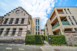 Schitterend duplex appartement 2 slaapkamers met terras van 33 m2 in hartje Doornik.<br /><br />Gelegen op de begane grond van een recente residentie, zal dit prachtige duplex appartement u verleiden met zijn genereuze volumes, de helderheid en de bevoorrechte locatie in een rustige straat in het centrum van Doornik.<br /><br />Het pand bestaat op de begane grond uit een inkomhal met vestiaire, een apart toilet, een ruime woonkamer van 35 m2 met volledig uitgeruste open keuken (oven, kookplaat, afzuigkap, spoelbak en koelkast), evenals een wasruimte / kelder. De woonkamer geeft toegang tot een aangenaam terras van ± 33 m 2, ideaal om te genieten van zonnige dagen.<br /><br />Boven heeft de nachthal twee slaapkamers, een complete badkamer met ligbad, een inloopdouche, een dubbele wastafel met opbergmeubilair en een tweede apart toilet.<br /><br />Technische specificaties:<br /><br />Recente constructie<br />Individuele tellers<br />Centrale verwarming op gas<br />Frame van dubbel glas aluminium<br />PEB: C<br />Gemeenschappelijke kosten: €150 / maand (vastgoedbeheerder, lift, schoonmaak van de gewone en bouwverzekering)<br /><br />Een modern, comfortabel en ideaal gelegen appartement in de directe omgeving van winkels, scholen en voorzieningen in het centrum.