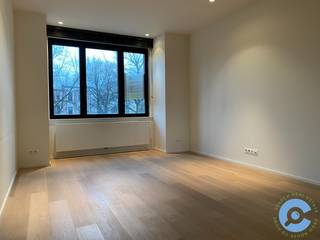 Gelieve enkel te reageren per email: dries@searchrealestate.be <br /><br />Dit instapklare twee slaapkamer appartement is gelegen op de residentiële Koninklijkelaan te Berchem Pulhof, temidden van de statige burgerwoningen en in de onmiddellijke omgeving van parken, openbaar vervoer, winkels, restaurants, autostrades, … Een werkelijke TOP-locatie!<br /><br />Het appartement is gelegen op de tweede verdieping van een kleinschalig gebouw en bestaat uit een ruime leefruimte (32m2) met open ingerichte keuken. Aansluitend is er een klein balkon. Via de lange gang kom je in de twee slaapkamers (16m2 en 8m2). Verder is het appartement voorzien van een ruime badkamer met inloopdouche en dubbele lavabo en een apart toilet. Het volledige appartement werd recentelijk volledig gerenoveerd met kwaliteitsvolle, hoogwaardige materialen (parketvloeren, stores, inbouwarmaturen,…).<br /><br />In de kelderverdieping is er een grote privatieve kelder (12m2) aanwezig voor extra bergruimte.<br /><br />Troeven: TOP ligging, volledig gerenoveerd, ruime kamers, EPC 140 kWh/m2, dubbel glas, elektrische conforme installatie, parketvloer, lage algemene kosten, …<br /><br />Huurprijs: 1150€ + 50€ gemeenschappelijke kosten.<br /><br />Het appartement is beschikbaar vanaf 01 september 2026. <br /><br />Graag een bezoek ter plaatse? Mail Dries: dries@searchrealestate.be<br />
