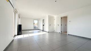 <p>Ontdek dit gezellige appartement gelegen in een kleinschalige residentie in de Rozenstraat 22 te Houthalen. Dankzij de aparte ingang geniet je hier van extra privacy en een echt “huisgevoel”.<br /><br />De ligging is een absolute troef: rustig en aangenaam wonen, met toch een vlotte verbinding naar de autostrade en omliggende gemeenten. Ideaal voor wie comfortabel wil wonen met een goede bereikbaarheid.<br /><br />Binnenin beschikt het appartement over een lichtrijke leefruimte met een overvloed aan natuurlijke lichtinval, wat zorgt voor een aangename en open sfeer. Bovendien is de living uitgerust met airconditioning voor extra comfort tijdens warme dagen.<br /><br />Aansluitend vind je een mooi terras met zuidwestelijke oriëntatie, waar je volop kan genieten van de zon. Aan het terras bevindt zich ook een ruime, praktische berging — ideaal voor extra opslag.<br /><br />Pluspunten:<br />- Kleinschalige blok zonder gemeenschappelijke kosten <br />- Privé parkeerplaats voor het gebouw <br />- Aparte ingang voor maximale privacy <br />- Zuidwestgericht terras <br />- Grote bergruimte aansluitend aan het terras <br />- Veel natuurlijke lichtinval in de leefruimte <br />- Airco aanwezig in de living <br />- Gelegen in een rustige en aangename buurt<br /><br />Kortom, een ideale woonst voor starters, alleenstaanden of investeerders die op zoek zijn naar een praktisch en instapklaar appartement zonder extra lasten.</p>