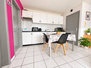 Gunstig gelegen verhuurd één slaapkamer appartement met parking. Ruime inkomhal met trap naar de eerste verdieping. Ruime living met open keuken en berging. Eén volwaardige slaapkamer en een badkamer voorzien van douche, toilet en wastafel. Tevens is er een autostaanplaats inbegrepen in dit aanbod. Het appartement wordt verhuurd aan een stabiele nette huurder en bijgevolg een prima opbrengsteigendom met direct rendement. Bovendien zijn er quasi geen gemeenschappelijke kosten en geen lift in het gebouw.
Kortom een aantrekkelijke en stabiel investeringseigendom. Benieuwd naar deze woning? Neem dan gerust contact met ons op voor meer informatie of een bezoek ter plaatse. Oppervlakten zijn steeds indicatief en conform het EPC.