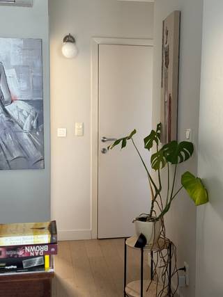 TE HUUR - GENT. In het hart van Gent, nabij het Sint-Michielsplein, bevindt zich dit smaakvol gemeubelde éénslaapkamerappartement, waar comfort en ligging perfect samenkomen. De woonruimte straalt een aangename lichtinval uit en sluit mooi aan bij het verzorgde interieur, waardoor je hier meteen een thuisgevoel ervaart.<br /><br />De woning beschikt over een volledig ingerichte keuken en een praktische badkamer die volledig is uitgerust voor dagelijks comfort. Alles is doordacht ingericht om efficiënt en aangenaam wonen mogelijk te maken.<br /><br />Met een gunstig EPC-label B geniet je bovendien van een energiezuinige woonst. Dankzij de centrale ligging bevinden winkels, gezellige horecazaken en openbaar vervoer zich op wandelafstand, wat het dagelijks leven bijzonder aangenaam maakt.<br /><br />Het appartement is beschikbaar vanaf 15 mei 2026.<br />Huurprijs: €925/maand. De provisie voor water en elektriciteit: €125/maand, aangevuld met €95 /maand voor vaste kosten (syndic en 100 GB internet).