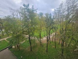 Immo Pické biedt U dit gunstig gelegen appartement aan gelegen in het centrum van Anderlecht, met tal van winkels, openbaar vervoer, scholen en sportgelegenheid in de directe omgeving. Dit gebouw geniet van een fietsautostrade langs het kanaal en van een vlotte verbinding met belangrijke verbindingswegen.<br />Het appartement is gelegen op de vierde verdieping met lift en beschikt over een inkomhal die u direct toegang geeft tot de ingerichte keuken. Eveneens beschikt dit appartement ook nog over ruime woonkamer (26 m²), een toilet, twee slaapkamers (12m² en 8m²), een badkamer en een terras. Tot slot beschikt dit appartement ook nog over een kelder. <br /><br />Leuke weetjes: Maandelijkse lasten volgens laatste afrekening: +/- 255 euro/ maand (gemeenschappelijke delen, syndicus, verwarming, privatief water, brandverzekering, …).<br />Een gemeenschappelijke parking bevindt zich voor het gebouw.