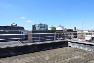 <p><span>GENT - Sint-Amandsstraat 80: Op zoek naar een</span><span> duplexappartement met parkeerplaats en ruim terras te huur in Gent? </span><span>Dan is dit pand mogelijk iets voor u.</span></p><p><span> </span></p><p><span>De belangrijkste troeven in een notendop:</span></p><ul><li><span>Hoog woonniveau met zalig privaat dakterras</span></li><li><span>Mooie uitzichten over het Sint-Pietersplein</span></li><li><span>Centraal gelegen op wandelafstand van het centrum</span></li><li><span>Inclusief autostaanplaats en kelderberging in het gebouw</span></li></ul><p><span> </span></p><p><span>Indeling:</span></p><p><span>Het appartement bevindt zich op de vierde en hoogste verdieping van het gebouw, met lift. Omvat: apart toilet, vestiairekast, gezellige leefruimte met half open geïnstalleerde keuken (kookplaat, dampkap, oven, microgolfoven, koelkast, vaatwas), slaapkamer of bureel met aansluitende douchekamer en berging met aansluiting voor wasmachine. Op verdiep vindt u de nachthal met ingemaakt kasten en de master met ensuite (douche, toilet, wasmeubel) en zalig zuidgericht dakterras. Het onbeperkte zicht is hier de troef! Gordijnen en verlichting zijn voorzien. Incl. autostaanplaats en private kelderberging. Niet geschikt voor co-housing door de open lay-out van de slaapkamers.</span></p><p><span> </span></p><p><span>Huurprijs: € 1.150 + € 85 algemene kosten. EGW afzonderlijk af te rekenen.</span></p><p><span>Beschikbaar vanaf 01/06/2026. Huurcontract 3 jaar, geen studenten. </span></p><p><span> </span></p><p><span>Contacteer Axel Lenaerts makelaars voor meer info of een bezoek via onze website.</span></p><p><span> </span></p>