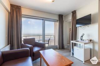 Centraal gelegen <strong>één</strong> <strong>slaapkamer</strong> appartement met zicht op zee.<br /><br />Bij het binnenkomen komt u meteen terecht in de <strong>lichtrijke</strong> <strong>leefruimte</strong> met rechtstreekse toegang tot het <strong>ruime</strong> <strong>terras</strong> waar u kunt genieten van een prachtig panoramisch zicht over de zee. Aanpalend met de leefruimte situeert zich de slaapkamer, momenteel voorzien van een stapelbed. Verder bestaat het appartement nog uit een <strong>badkamer</strong> met <strong>douche</strong> en <strong>toilet</strong>.<br /><br />Het appartement is gelegen op de <strong>elfde</strong> <strong>verdieping</strong> in een gebouw op de Zeedijk genaamd "Suitehotel Ocean" en is bereikbaar met de <strong>lift</strong>. Dankzij de <strong>centrale</strong> <strong>ligging</strong> dichtbij de haven en de markt zijn alle nutsvoorzieningen in de buurt.<br /><br />Het appartement wordt verkocht onder de formule van erfpacht. Dit biedt verschillende voordelen, zoals een <strong>lagere</strong> <strong>aankoopprijs</strong> gezien de grond niet aangekocht wordt. Voor het gebruik van de grond betaalt de erfpachter aan de grondeigenaar een jaarlijkse som geld, ook wel canon genoemd. Deze canon is <strong>fiscaal</strong> <strong>aftrekbaar</strong>. <br />Momenteel wordt het appartement verhuurd via een hotelpoule die de suite verhuurt op vakantiebasis, waarop de eigenaar een percentage van de winsten verkrijgt. Het is ook mogelijk om zelf de suite te reserveren voor eigen gebruik. De eigenaar is bereidt de kost om uit de hotelpoule te stappen voor zich te nemen.<br /><br />Het is niet mogelijk zich hier te domiciliëren, het appartement kan enkel gebruikt worden als <strong>vakantieverblijf</strong>.