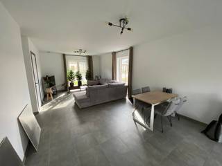 Deze woning is gelegen in een rustige straat in Geel, in de deelgemeente Winkelomheide, met een vlotte verbinding naar de E313.<br /><br />Via de inkomhal met gastentoilet betreden we de ruime woonkamer met open keuken, die uitkijkt op het terras en de tuin. De keuken is volledig uitgerust met een combi-oven, een koelkast, een vaatwasser en een inductiekookplaat. Aansluitend bevindt zich een ruime berging met aansluitingen voor een wasmachine en droogkast.<br /><br />Via de trap bereiken we de eerste verdieping, waar zich drie ruime slaapkamers en de badkamer bevinden. De badkamer is ingericht met een badkamermeubel, een inloopdouche en een bad.<br /><br />Op de bovenste verdieping is er nog een vierde, zeer ruime slaapkamer of polyvalente ruimte aanwezig.<br /><br />In de woonkamer en badkamer is vloerverwarming voorzien en de verlichting werd reeds overal geïnstalleerd. Daarnaast is de woning uitgerust met gordijnen, vliegenramen en zonnepanelen.<br /><br />Verder beschikt de woning over een carport voor twee auto’s en een tuinhuis.<br /><br />De troeven:<br /><br />- Carport<br />- 4 slaapkamers<br />- BEN woning<br />- gunstig gelegen<br />- Zonnepanelen<br />- Instapklaar<br /><br />Heb je interesse? Klik op de gele knop <strong>'IK WENS EEN BEZOEK'</strong>.