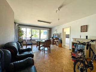 <p> </p><p>Dit gerenoveerde appartement is gelegen op de eerste verdieping en biedt een aangename en praktische woonomgeving. De woning beschikt over een leefruimte, een keuken met aansluitend een handige berging, twee slaapkamers en een badkamer met douche en lavabo. Daarnaast is er een afzonderlijk toilet aanwezig.</p><p>Het appartement beschikt tevens over een terras, ideaal om te genieten van de buitenlucht.</p><p>De ligging is bijzonder praktisch: winkels, scholen en openbaar vervoer bevinden zich op wandelafstand. Hierdoor zijn dagelijkse voorzieningen en verplaatsingen vlot bereikbaar.</p><p> </p><p><strong>Provisie + water:</strong> €50/maand</p><p> </p><p>Een bezoek kan uitsluitend via onze website aangevraagd worden: https://www.vastgoeddevos.be/te-huur, klik het pand aan en klik vervolgens op "vraag hier uw bezoek aan".</p>