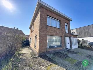 Op zoek naar een rustig gelegen woning met een uitstekende bereikbaarheid? Deze alleenstaande woning in Jabbeke biedt de ideale combinatie van...