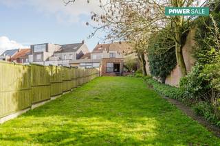 Gelegen in de hoofdstraat van Bellegem geniet deze woning van een unieke ligging: langs de voorzijde bevindt u zich midden in het bruisende dorpsleven met alle voorzieningen binnen handbereik, terwijl u achteraan wordt verrast door een prachtig, open zicht op de Bellegemse velden, waar rust en groen de bovenhand nemen.Indeling:- inkomhal- bureauruimte/polyvalente ruimte - lichtrijke leef- en eetruimte met zicht op het groen- open leefkeuken voorzien van alle comfort- inpandige garage met toegang tot kelder- afzonderlijk toilet- 3 volwaardige slaapkamers, waarvan 1 met ensuite dressing- ruime badkamer voorzien van ligbad, douche en dubbele lavabo- ruime bergzolderOntdek zelf de mogelijkheden en charme van deze woning! Contacteer Valentine Duquesne (0493/253262 - valentine.duquesne@dewaele.com)Deze woning wordt aangeboden via de Power-sale formule. Bezoeken vinden op afspraak plaats tussen maandag 13/4 - zaterdag 18/4. De eigendom wordt aangeboden via de Power-sale formule. Van 13/04/2026 om 09:00 tot 18/04/2026 om 11:00 kan u de woning op afspraak komen bezichtigen en een bod uitbrengen. De vermelde prijs is een instelprijs. Voor meer info, gelieve contact op te nemen met de dossierverantwoordelijke.