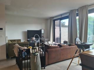 Instapklaar appartement op de 1ste verdieping met lift, 2 slaapkamers, groot terras en carport.INDELING:- inkomhal met ruime vestiairekast en toilet...