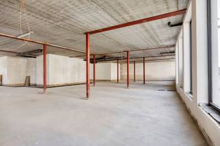 <p>Prestigieus nieuwbouwproject “The Ensemble” in het hart van Assenede, waar stijl en comfort samenkomen in een unieke, karaktervolle omgeving.<br /><br /><strong>Indeling<br /></strong></p>
<p>Het handelsgelijkvloers kan opgesplitst worden in max. <strong>4 afzonderlijke units</strong> van elks ca. 154m² en kunnen gebruikt worden als HoReCa, winkel, kantoren, praktijken,.... De raampartijen rondom rond, zorgen voor <strong>extra veel daglicht én visibiliteit.</strong><br />De ruimtes worden momenteel casco aangeboden en kunnen eveneens samengevoegd worden als <strong>één geheel (ca. 617m²). </strong></p>
<p><strong>Omschrijving</strong></p>
<p>“The Ensemble” omvat een exclusief geheel van 10 luxueuze appartementen en tot 4 commerciële eenheden, ontworpen in een verfijnde architectuur geïnspireerd op de elegante kuststijl. Elk appartement straalt licht, ruimte en klasse uit, met een hoogwaardige afwerking en oog voor detail.</p>
<p>De appartementen zijn zorgvuldig ingedeeld om maximaal wooncomfort te bieden en genieten van een harmonieuze combinatie van moderne luxe en tijdloze esthetiek. Grote raampartijen zorgen voor een overvloed aan natuurlijk licht en creëren een aangename woonbeleving.</p>
<p>Voor elk appartement is er de mogelijkheid om maximaal één ondergrondse autostaanplaats aan te kopen. Prijzen vanaf €37.500,- per plaats. Daarnaast beschikt het project over een gemeenschappelijke ondergrondse fietsenstalling, wat bijdraagt aan het praktische en duurzame karakter van het geheel. De prijzen zijn excl. BTW.</p>
<p><strong>Ligging:</strong><br />“The Ensemble” is uitstekend gelegen op de Markt van Assenede, in de Stadhuisstraat, pal naast het stadhuis en met een prachtig zicht op de kerk. U geniet hier van een centrale ligging met alle voorzieningen, winkels en horeca op wandelafstand, terwijl u tegelijkertijd woont in een charmante en sfeervolle omgeving.</p>
<p>Een unieke kans voor wie op zoek is naar een waardevolle investering in het centrum van Assenede.</p>