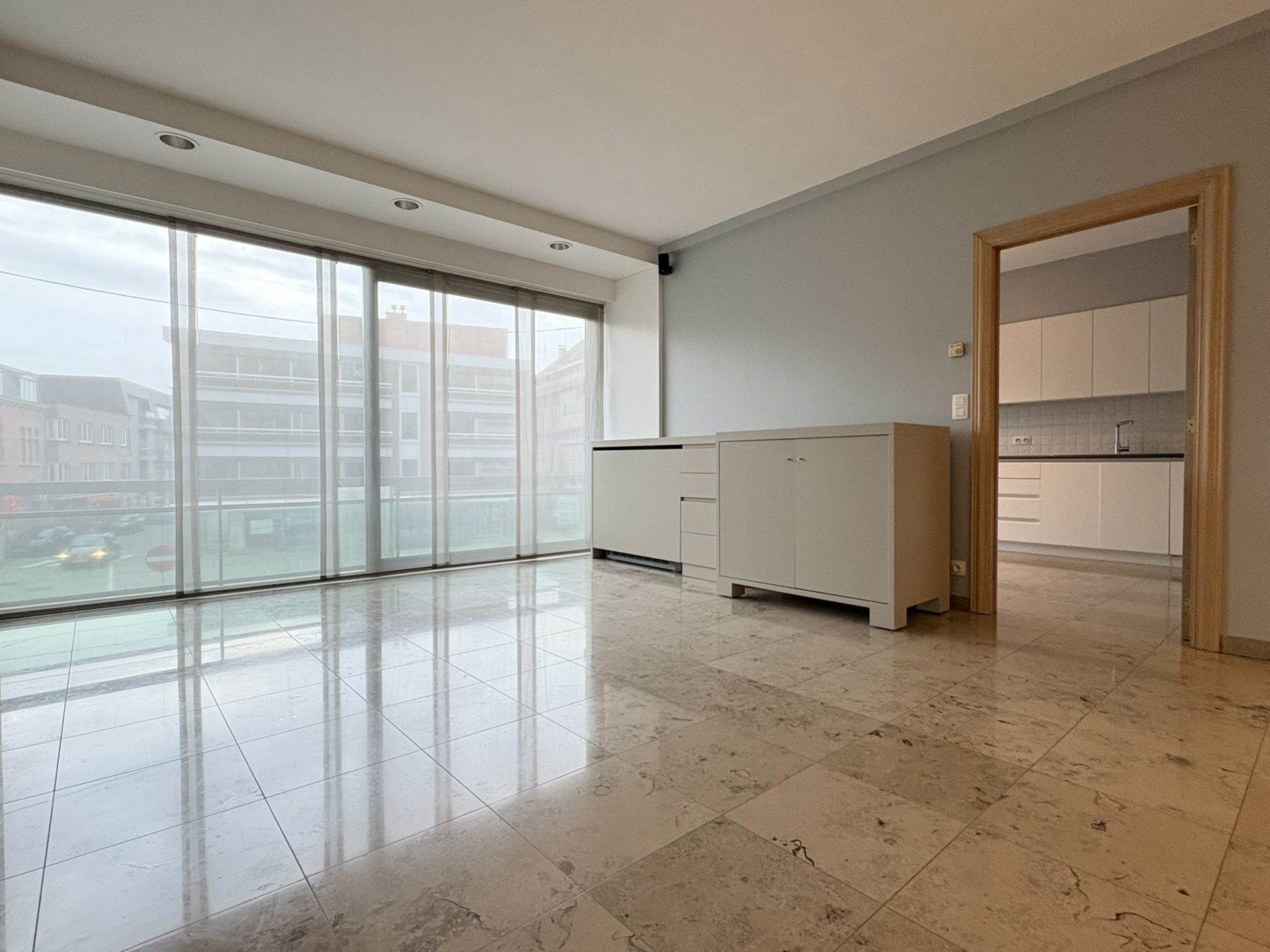 Ruim tweeslaapkamer appartement te huur in hartje Deinze - foto 2