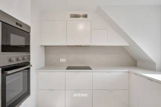 Op een rustige maar toch centrale ligging nabij station Gent-Sint-Pieters vind je dit volledig gerenoveerd appartement, tot in de puntjes afgewerkt met oog voor detail en met gebruik van kwalitatieve materialen.<br />Het appartement straalt moderniteit en comfort uit, met grote glaspartijen en een slimme, praktische indeling. De gezellige leefruimte staat garant voor een licht en ruimtelijk gevoel; de open keuken is volledig uitgerust en ontworpen in een strak, modern design, ideaal voor wie houdt van stijlvol koken.<br />De badkamer is smaakvol ingericht en voorzien van een douche. Het appartement beschikt over 2 comfortabele slaapkamers, perfect voor een koppel, jong gezin of wie een extra ruimte zoekt. Het gemeenschappelijke Olympiadeplein biedt extra ontspanningsmogelijkheden.<br /><br />Met een EPC-score van A, een warmtepomp en vloerverwarming combineert dit appartement<br />modern wooncomfort met energiezuinigheid. Gelegen in een rustige, residentiële buurt, biedt<br />het een ideale balans tussen sereniteit en een uitstekende bereikbaarheid, op korte afstand van<br />de stad Gent.<br />Extra troeven zijn de private (fietsen)berging op het gelijkvloers en de autostaanplaats.<br /><br />Huurprijs: €1275 plus €125 gemeenschappelijke kosten<br /><br />Bezoek? Bel Matthias 0497/76.84.89