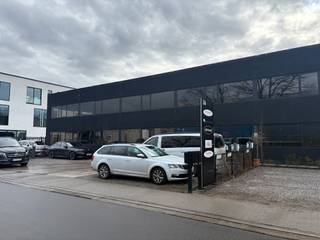 Ontdek deze functionele en instapklare kantoorruimte, gelegen op een actieve industriezone. Een uitstekende prijs-kwaliteitverhouding...