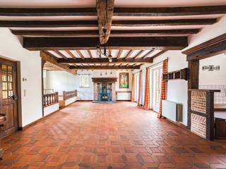 Gelegen op een centrale locatie in Sterrebeek, charmant landhuis met bewoonbare oppervlakte van ± 210 m², omringd door een aangelegde, zuidgerichte tuin met zonneterras en ingebouwde barbecue.<br /><br />De woning biedt een ruime inkomhal met vestiaire en gastentoilet, die toegang geeft tot een lichtrijke leefruimte van ± 55 m² met authentieke haard en aansluitende opkamer, ideaal als bureau of leeshoek. De keuken met zicht op de tuin sluit aan op een praktische bijkeuken met was- en droogruimte. De veranda, voorzien van een zonneluifel en grote glaspartijen, vormt een natuurlijke verlenging van de leefruimte richting tuin. Op de eerste verdieping bevinden zich twee slaapkamers, beide met ingebouwde kasten, een nachthal en een badkamer met tweede toilet én een derde multifunctionele kamer. De zolderverdieping herbergt een multifunctionele kamer onder het dak.<br /><br />Aanvullend: kelder, automatische poort, dubbele garage, recente condensatieketel, dubbele beglazing, alarmsysteem op elke verdieping, waterverzachter en een elektrische regenwaterpomp. EPC: E.<br /><br />Deze woning is uitstekend gelegen nabij diverse internationale scholen zoals de International School of Flanders, de Internationale Deutsche Schule en de Brussels American School. Openbaar vervoer (bus en tram) bevindt zich op wandelafstand, net als vlotte verbindingen naar Brussel en de ring.<br /><br />Voor meer informatie kunt u contact opnemen met Merva Marasligil op 03 647 30 72.