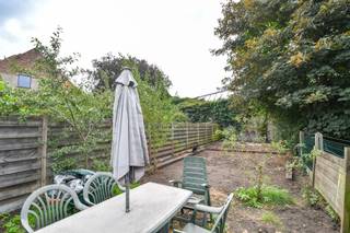 EEKLO - vanafprijs - 199.000 EURO - Gezinswoning met 3 slaapkamers, diepe tuin en enorm veel potentieel.Centraal gelegen in Eeklo. Deze ruime woning...