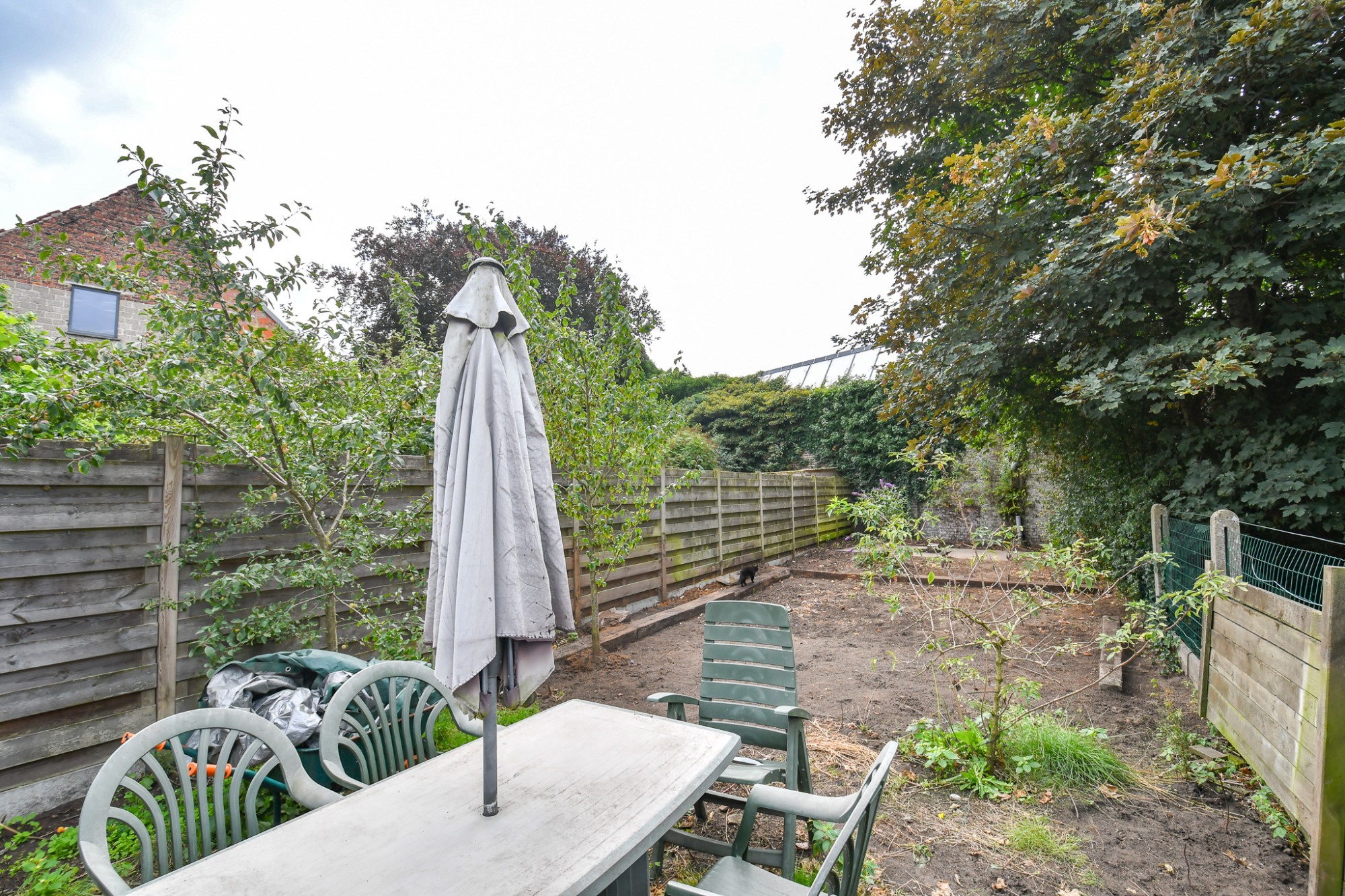 Gezinswoning met 3 slaapkamers, diepe tuin en enorm veel potentieel. - foto 2