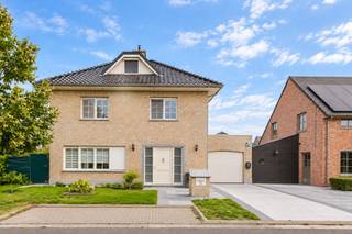 <p>Deze mooi onderhouden villa uit 2011 ligt aan <strong>Langeveld 11</strong>, in een rustige residentiële woonwijk in Wondelgem. Winkels en openbaar vervoer liggen vlakbij, en het centrum van Gent is vlot bereikbaar. De woning verkeert in onberispelijke staat en is volledig instapklaar.<br /><br /><strong>Gelijkvloers:</strong> inkomhal met apart toilet, ruime leefruimte met zithoek en eethoek, en een hypermodern uitgeruste leefkeuken. De ruime garage biedt plaats voor de wagen en extra bergruimte.<br /><br /><strong>Eerste verdieping:</strong> drie slaapkamers, waarvan één met eigen dressing, en een badkamer met ligbad en aparte douche.<br /><br /><strong>Tweede verdieping:</strong> een zeer ruime vierde kamer met eigen sanitair, ideaal als ouderssuite, tienerkamer, logeerkamer of bureau.<br /><br /><strong>Tuin:</strong> aangename tuin met een aparte werkplek, perfect voor thuiswerk of een hobby.<br /><br />Deze villa combineert ruimte, comfort en rust op een centrale locatie: de ideale gezinswoning voor een gezin met kinderen.<br /><br />Interesse? Contacteer Anthony vandaag nog voor meer informatie of een bezichtiging 0488 14 62 77</p>
