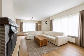 Deze vrijstaande woning bevindt zich in een residentiële wijk nabij het centrum van Roeselare. Dankzij de rustige maar centrale ligging geniet u van een vlotte verbinding naar winkels, scholen en de E403, terwijl alle dagelijkse voorzieningen zich op korte afstand bevinden.<br /><br />De woning beschikt over een ruime dubbele leefruimte met veel natuurlijke lichtinval en een gezellige haard die zorgt voor extra sfeer. Aansluitend bevindt zich de vernieuwde keuken, afgewerkt met kwalitatieve materialen.<br /><br />Op de verdieping bevinden zich vier volwaardige slaapkamers, waaronder een ruime masterbedroom met balkon. Verder beschikt de woning over een garage en oprit, evenals een ruime tuin rondom de woning waar u in alle rust kan genieten van het buitenleven.<br /><br />Troeven:<br />• Vrijstaande woning<br />• EPC-score D<br />• Mobi-score 8,8/10<br />• 4 Volwaardige slaapkamers<br />• Masterbedroom met balkon<br />• Ruime dubbele leefruimte met veel lichtinval<br />• Gezellige haard<br />• Vernieuwde keuken<br />• Ruime tuin rondom de woning<br />• Garage en oprit<br /><br />Dankzij de combinatie van ruimte, comfort en een uitstekende bereikbaarheid vormt deze woning een ideale thuis voor gezinnen of koppels die op zoek zijn naar rustig wonen nabij het centrum van Roeselare.<br /><br />Voor meer informatie of een bezoek, contacteer Eva via 0475 69 38 22 of via eva@vicusvastgoed.be.