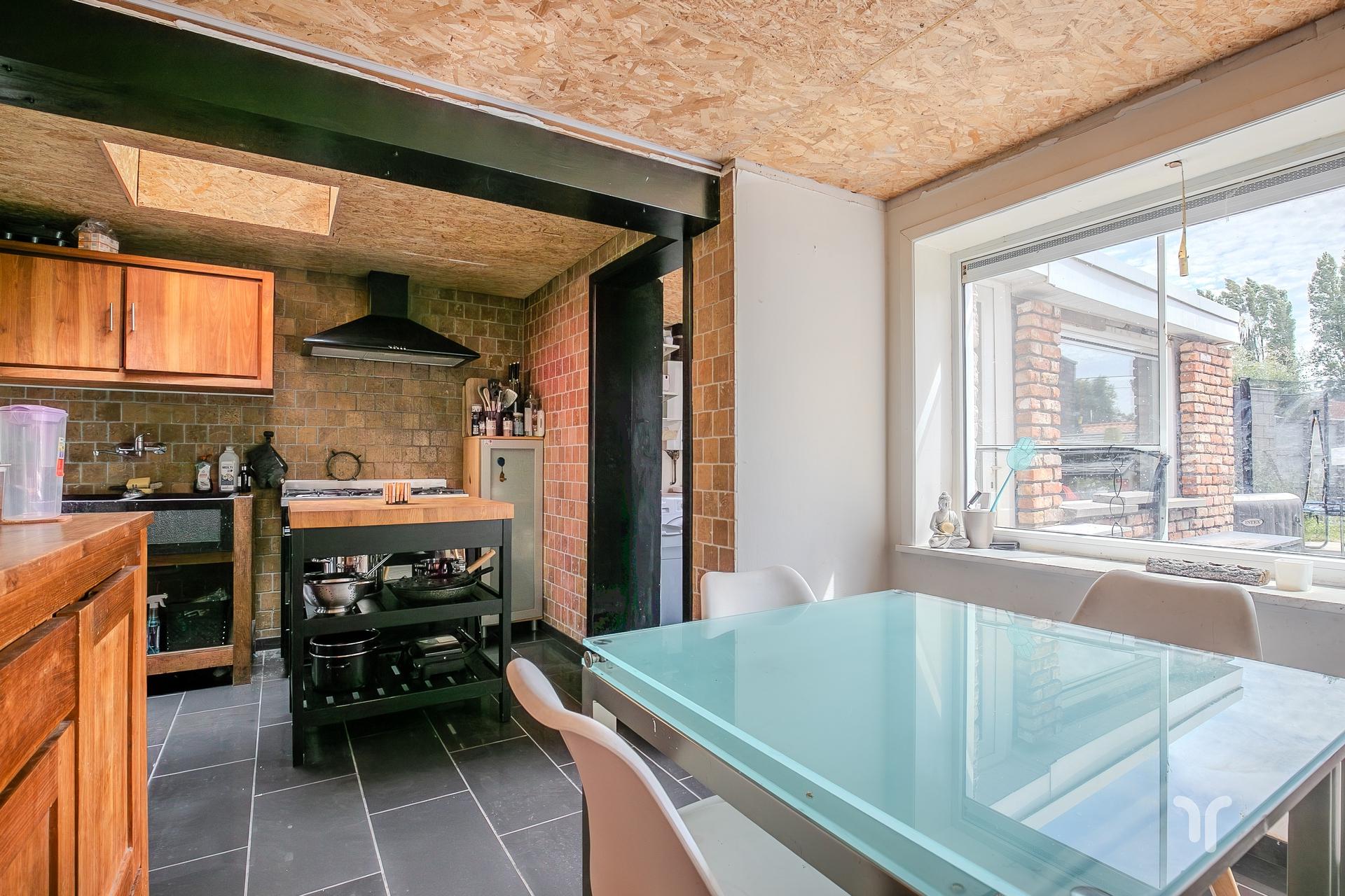 Rijwoning met ruime tuin, uitweg met garage en uitbreidingsmogelijkheden. - foto 5