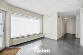 Deze unieke opportuniteit met twee naast elkaar gelegen woningen bevindt zich nabij het centrum van Ingelmunster. Het biedt de ideale kans voor wie op zoek is naar een interessante investering of voor families die naast elkaar willen wonen!<br /><br />De indeling van beide woningen is als volgt:<br /><br /><strong><u>Huisnummer 55</u></strong>:<br />Gelijkvloers: Inkomhal, slaapkamer, badkamer (met douche en toilet), dressing, woonkamer, geïnstalleerde keuken met aansluitende bergruimte, koer en ruime garage<br />Eerste verdiep: Nachthal, 4 slaapkamers en badkamer<br />Tot slot is er nog een kelder en een gerieflijke zolder die toegankelijk is via een vaste trap.<br /><br /><strong><u>Huisnummer 57</u></strong>:<br />Gelijkvloers: Woonkamer, Keuken, Berging en toilet<br />Eerste verdiep: Nachthal, slaapkamer en badkamer<br />Tweede verdiep: Slaapkamer met zolderberging<br /><br />EPC-referentie huisnummer 55: <strong>20250712-0003642113-RES-1</strong> -> <strong>356 </strong>kWh / (m² jaar) - Label <strong>D</strong><br />EPC-referentie huisnummer 57: <strong>20250712-0003641269-RES-1</strong> -> <strong>668</strong> kWh / (m² jaar) - label <strong>F</strong><br /><br /><strong>Ook wild geworden van deze unieke opportuniteit?<br />Twijfel niet langer en leg vandaag nog uw bezoek vast!</strong>