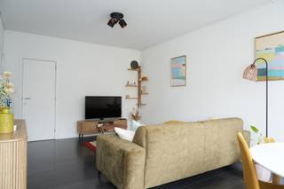 <p>Op zoek naar een gezellig appartement waar je je meteen thuis voelt?<br />Op de tweede verdieping van een kleinschalig gebouw in de Diercxsenstraat bevindt zich dit appartement. Dankzij de afgesloten toegangspoort geniet je bovendien van een extra gevoel van veiligheid.</p>
<p>Via de lift bereik je de tweede verdieping, waar je binnenkomt in een aparte hal die toegang geeft tot het appartement. Binnen valt meteen de afwerking en mooie lichtinval op. De leefruimte sluit mooi aan op de uitgeruste keuken en beiden geven uit op het terras achteraan: de ideale plek voor een koffietje in de ochtend of gewoon om even tot rust te komen. Die rust vind je trouwens ook terug in de aparte slaapkamer, bereikbaar via de badkamer.</p>
<p>De omgeving is rustig, maar toch heel praktisch: winkels, openbaar vervoer en leuke adresjes liggen allemaal vlakbij, je kan alvast een voorproefje krijgen van je nieuwe buurt bij bakkerij Leo! En als dat nog niet genoeg voordelen zijn, woon je hier bovendien ook energiezuinig met een EPC B.</p>
- Huurprijs: 950 EUR<br />- Gem. kosten: 50 EUR <br />- Huurwaarborg = 3 maanden huur<br />- Woninghuurovereenkomst startende 1 jaar <br />- Kosten plaatsbeschrijving = 50/50 tussen huurder en verhuurder<br />- Beschikbaar vanaf juli <br /><br />Graag deze woning verder ontdekken? U kunt een bezoek inplannen via volgende link XXX<br />Nog vragen? Contacteer gerust roxanne@jamar.immo<br /><br />Extra's:<br />- Toplocatie<br />- EPC = B<br />- Zuidgericht terras<br />- Kleinschalig gebouw