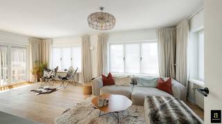 <p><span>Gelegen in een rustige en gegeerde laan, op wandelafstand van het Zegemeer, de Zeedijk, de winkels en het centrum van Knokke-Heist, bevindt zich deze charmante en ruime villa. De residentiële omgeving combineert aangename woonrust met een uitstekende ligging nabij alle voorzieningen.</span></p>
<p><span>Bij het binnenkomen leidt de inkomhal met gastentoilet naar de lichtrijke leefruimte, ingericht met een gezellige zithoek en eetplaats. Grote raampartijen zorgen voor een aangename lichtinval en bieden rechtstreeks zicht op de zonnige, perfect onderhouden tuin met ruim terras. De aparte keuken is volledig ingericht en beschikt over een praktische ontbijthoek.</span></p>
<p><span>Op de eerste verdieping bevinden zich drie volwaardige slaapkamers en een bijkomende kamer, die naar wens kan worden ingericht als kinderkamer, bureau of dressing. De badkamer beschikt over een ligbad met douchescherm, dubbele wastafel en toilet.</span></p>
<p><span>De tweede verdieping vormt een ruime master suite met ingemaakte kasten en een ensuite badkamer. Deze is uitgerust met een ligbad, inloopdouche, dubbele wastafel en toilet en biedt zo een comfortabele en private slaapverdieping.</span></p>
<p><span>De villa is volledig onderkelderd en beschikt hierdoor over een aanzienlijke hoeveelheid extra bergruimte. Een ruime garage, bereikbaar via de oprit, vervolledigt het geheel. De aanwezige zonnepanelen dragen bovendien bij aan een gunstige energieprestatie en een lager energieverbruik.</span></p>
<p><span>Een bijzonder aangename villa die ruimte, comfort en een uitstekende ligging combineert, op een gegeerde locatie nabij het Zegemeer en het centrum van Knokke.</span></p>