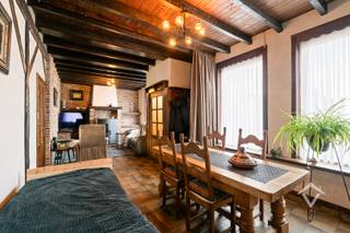 Deze prachtige woning is gelegen in Lichtervelde ('t Haantje) waar vroeger een herberg stond. Dit op een uiterst centrale, gunstige ligging. De kern, het station, vele voedingszaken alsook ontspanningsmogelijkheden zijn op wandelafstand gelegen. Zijn vlotte verbinding naar de autosnelweg is ook één extra troef. Mobiliteitsscore: (8/10)!<br /><br />De indeling is als volgt: Oprit met plaats voor 2 wagens en voortuin - inkomhal - living - aparte keuken met eetplaats - droge kelder - badkamer met ligbad, meubel en toilet - aansluitende wasberging - veranda - charmante, aangelegde tuin - werkruimte - voldoende achterliggende bergruimten - cottage/mancave als hobby/zitruimte - ruime garage. <br />Verdiep 1: nachthal - 4 volwaardige slaapkamers - toegang met trap tot de geïsoleerde zolder. <br /><br />De woning beschikt over 10 zonnepanelen, pelletkachels en twee airco's!<br /><br />Troeven:<br />- Gunstige ligging<br />- Geen renovatieverplichting<br />- Zonnepanelen aanwezig<br /><br />Kortom, deze woning in Lichtervelde biedt alle comfort en ruimte die je nodig hebt voor een aangenaam verblijf. Met zijn authentieke uitstraling en ruime tuin is het de ideale plek om thuis te komen.<br /><br />Contacteer ons vandaag nog voor uw bezoek ter plaatse!