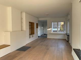 Deze gezellige woning met groot terras en mooie tuin ligt op wandelafstand van het station, scholen en winkels. De woning heeft volgende...