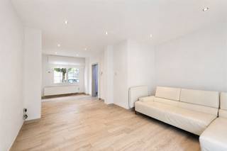 <p><span>Instapklare woning met tuintje te Wilrijk </span></p><p><span> </span></p><p><span>Deze woning is gelegen in de Palmanshoevestraat, een rustige straat waar zone 30 van kracht is en werd recent gerenoveerd en extra geïsoleerd (gevel en dak).</span></p><p><span> </span></p><p><span>Indeling gelijkvloers: </span></p><p><span>- Inkomhal</span></p><p><span>- Apart gastentoilet</span></p><p><span>- Toegang tot de droge stockagekelder </span></p><p><span>- Woonkamer/eetkamer</span></p><p><span>- Volledig geïnstalleerde keuken met aansluitingen voor wasmachine/droogkast</span></p><p><span>- Zonnige privé tuin met aangelegd terras </span></p><p><span> </span></p><p><span>Indeling 1ste verdiep: </span></p><p><span>- Nachthal</span></p><p><span>- Slaapkamer 1 </span></p><p><span>- Slaapkamer 2</span></p><p><span>- Badkamer met dubbele lavabo in meubel, inloopdouche en een tweede toilet </span></p><p><span> </span></p><p><span>De woning is onmiddellijk beschikbaar. </span></p><p><span> </span></p><p><span> </span></p><p><span>Ben jij geïnteresseerd in deze woning te huur in Wilrijk, ben je op zoek naar ander vastgoed, een investering of wens je de waarde van jouw eigendom te kennen? Dan ben je bij BOLT Immo aan het juiste adres! Wij helpen jou graag verder.</span><span> </span></p><p><span> </span></p>