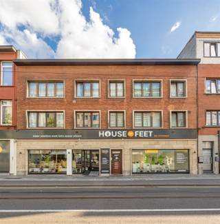 Bent u op zoek naar een commercieel pand met uitstekende zichtbaarheid en een centrale ligging? Dan is dit winkelpand  precies wat u zoekt!Gelegen...