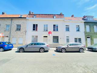 <strong>Menen: woning met 3 slaapkamers en 3 garages<br /><br />Indeling</strong><br />Je komt binnen via de inkomhal daar bevind zich aansluitend een ruime lichtrijke living die doorgang bied naar de koer en de 1ste garage. Aan de andere kant van de inkom zit de lichtrijke keuken voorzien van gasvuur en spoelbak. Naast de keuken zit de badkamer voorzien van lavabo, douche, toilet en voorzieningen wasmachine, droogkast. <br />Op de 1ste verdieping zijn er 3 ruime slaapkamers en toilet<br />Tot slot is er nog de zolder via vaste trap bereikbaar met de mogelijkheid voor nog 2 extra slaapkamers.<br /><br />Deze woning heeft in totaal 3 garages en veel opbergmogelijkheden<br /><strong>Troeven:</strong>
<ul><li>Ruime &amp; lichtrijke woning</li><li>3 garages beschikbaar</li><li>mogelijkheid tot 5 slaapkamers</li></ul>
bij deze woning geldt de renovatieplicht