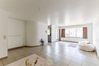 Dit instapklare appartement bevindt zich op de eerste verdieping van een mooie residentie, op <strong>wandelafstand van de Grote Markt</strong>, <strong>supermarkten</strong> en alle voorzieningen van het <strong>centrum van Sint-Niklaas.</strong><br /><br />De woning beschikt over een ruime leefruimte met toegang tot het eerste<strong> terras</strong> <strong>aan de voorzijde</strong>, een functionele keuken met aansluitende berging, en twee slaapkamers.<br />Aan de <strong>achterzijde</strong> bevindt zich een tweede<strong> riant terras</strong> waar het aangenaam vertoeven is.<br /><br />Verder beschikt het appartement over een <strong>ruime kelderberging</strong> en een<strong> brede overdekte autostaanplaats</strong> met inrit via de Joseph Lonckestraat. De autostaanplaats dient mee aangekocht te worden voor €20.000<br /><br />Een verzorgde en praktische woonst op een centrale locatie, ideaal voor wie comfortabel wil wonen dicht bij het stadscentrum.<br /><br />U kan een bezoek aanvragen via 03 502 98 74 of via emily@claves.be <br /><br />