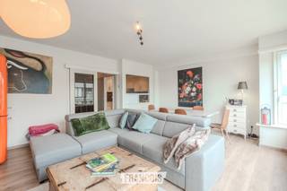Op de zevende verdieping in de Alexandre Ponchonstraat 11 in Middelkerke, bevindt zich dit ruime appartement met zijdelings zeezicht. Dankzij de rustige ligging, op wandelafstand van de zeedijk en het centrum, vormt deze eigendom een uitstekende keuze als vaste woonst, tweede verblijf of investering aan de kust.<br /><br />Bij het binnenkomen wordt u verwelkomd in een ruime inkomhal, die een aangename eerste indruk geeft en toegang biedt tot de verschillende ruimtes van het appartement. De ruime en lichtrijke leefruimte werd recent volledig vernieuwd en geniet dankzij de grote raampartijen van een overvloed aan natuurlijk licht. Aansluitend bevindt zich de praktische keuken.<br /><br />Verder beschikt het appartement over twee ruime, opgefriste slaapkamers, een badkamer en een afzonderlijk toilet.<br /><br />Vanuit het appartement geniet u van een mooi zijdelings zeezicht.<br /><br />Als extra troef beschikt deze eigendom over een ruime privatieve berging, ideaal voor extra opslag. Daarnaast is er een gemeenschappelijke fietsenberging aanwezig in het gebouw.<br /><br />De combinatie van de rustige ligging, de verzorgde staat van het appartement en het zijdelings zeezicht maakt dit een bijzonder interessante eigendom in het hart van Middelkerke.<br /><br />Voor meer informatie of een bezoek kunt u contact opnemen met Inti op inti@immofrancois.be of 0499 74 89 74.<br /><br />